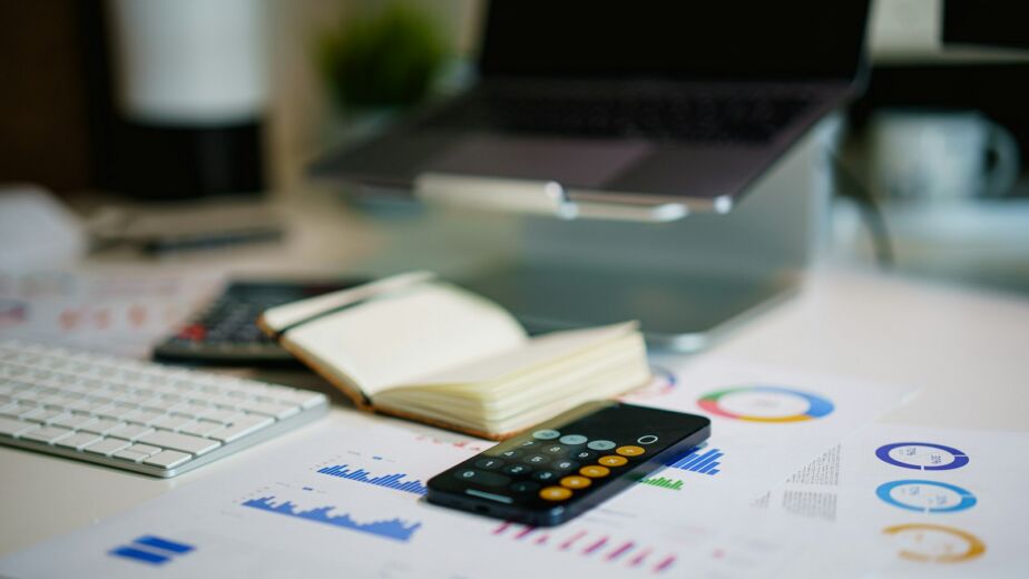 Bureau avec smartphone et graphiques financiers pour la gestion de trésorerie