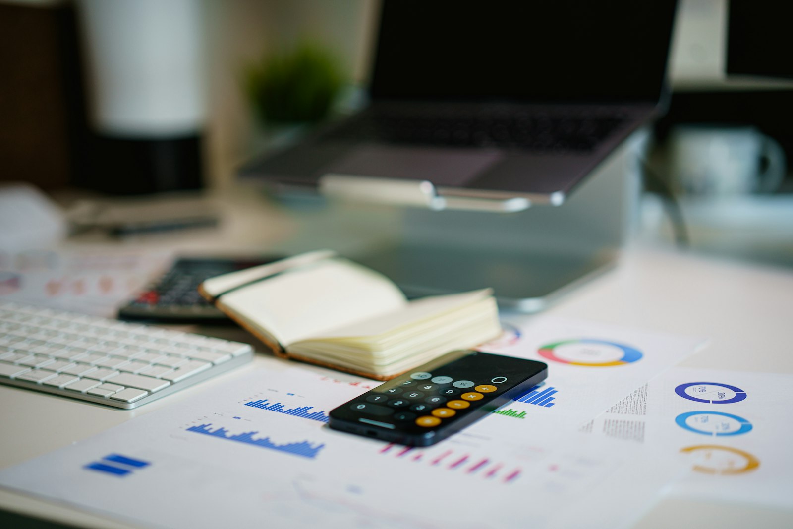 Bureau avec smartphone et graphiques financiers pour la gestion de trésorerie